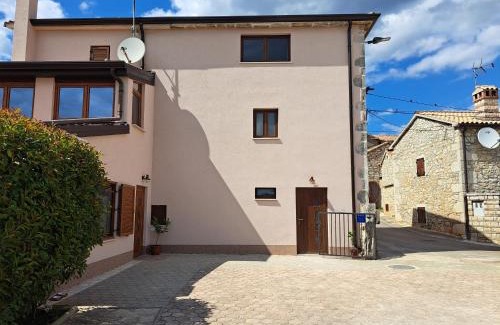 Kastelir House | Romantic Retreat: Casa Mirelia with Garden & Hot Tub