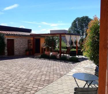Kastelir House | Romantic Retreat: Casa Mirelia with Garden & Hot Tub