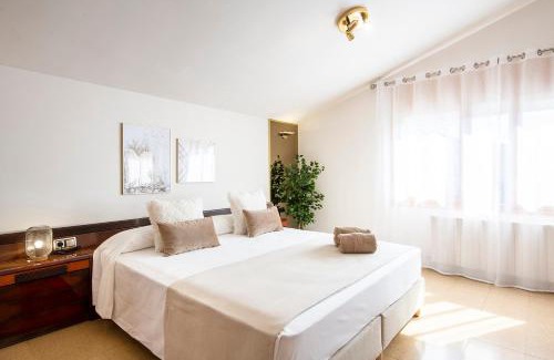 Banyoles House | Casa Mirestany - Breathtaking Ocean Views & Poolside Bliss