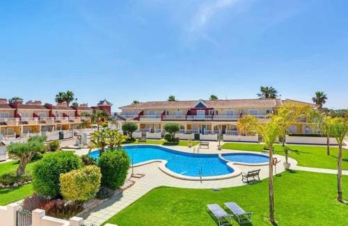 Quesada House | Elegant Casa Miro: 4-Star Family Retreat with Pool