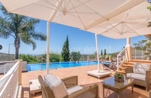Parragil Bed & Breakfast | Cozy Casa Mocho Branco: 4-Star Oceanfront Oasis Awaits