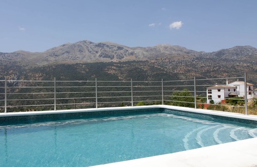 Jimera de Libar Cottage | CASA-MOLINO: Family-Friendly Retreat with Pool and Views