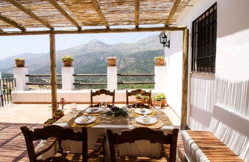 Jimera de Libar Cottage | CASA-MOLINO: Family-Friendly Retreat with Pool and Views