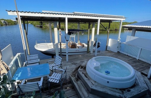 Isla de Utila House | Discover Casa Moon: Pool, Spa & Perfect Location!