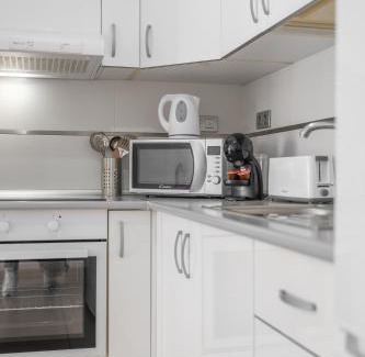 Alcala Apartment | Discover Casa More: Family-Friendly Retreat in Alcalá Center