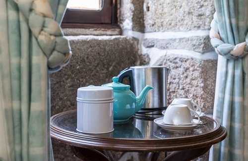 Cinfaes Apartment | Comfort at Casa Museu da Geada: Room 2 with Pool & Breakfast
