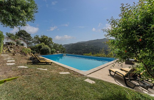 Cinfaes Apartment | Comfort at Casa Museu da Geada: Room 2 with Pool & Breakfast