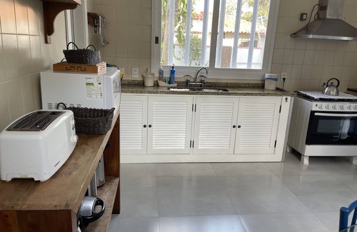 Parque Estadual da Costa do Sol House | Relax at Casa na Praia do Canto - Pet-Friendly Retreat