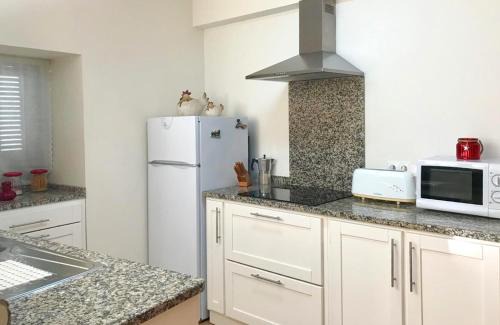 Vilar Torpim House | Relax at Casa Nazare: Family-Friendly Getaway Awaits!