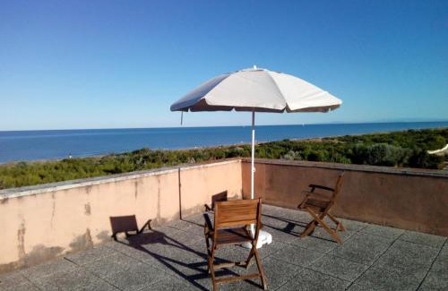 Calambrone Apartment | Beachfront Retreat: Casa nel parco with Ocean Views