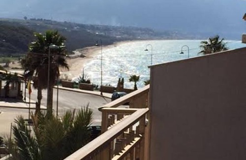 Balestrate Apartment | Inviting Casa Nicole: Oceanfront Retreat with Free Internet