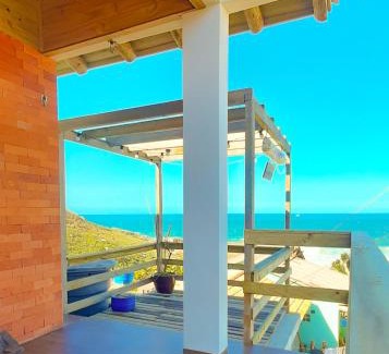 Laguna House | Idyllic Casa no Farol: Pet-Friendly with Oceanfront Views