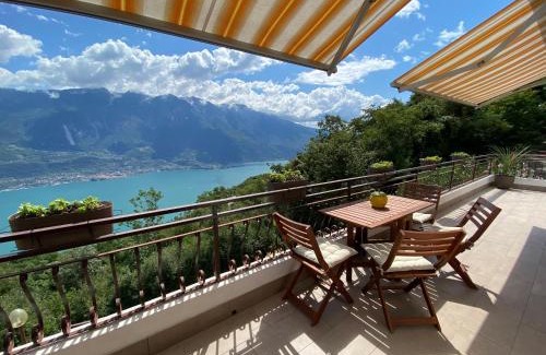 Voltino Apartment | Lake View Retreat: Casa Nonno Sergio by Gardadomusmea