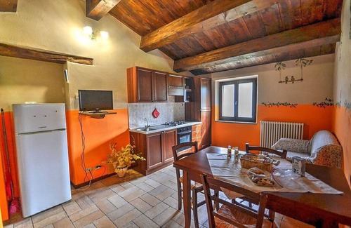 Sarnano House | Casa Noriana B: Cozy Apartment with Garden and Free Wi-Fi