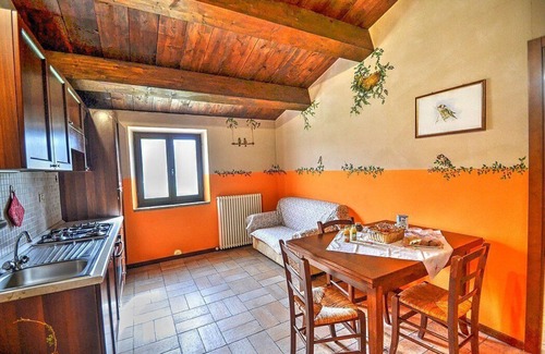 Sarnano House | Casa Noriana B: Cozy Apartment with Garden and Free Wi-Fi