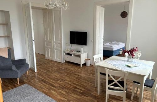 Brigittenau Apartment | Casa Nostra - Bright Apartment Steps from Augarten Park