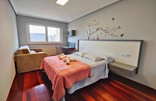 Sarria House | Guest Rated 10/10: Casa-Nova Centro with Child-Friendly Amenities