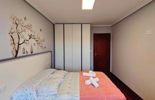 Sarria House | Guest Rated 10/10: Casa-Nova Centro with Child-Friendly Amenities