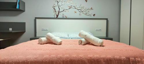 Sarria House | Guest Rated 10/10: Casa-Nova Centro with Child-Friendly Amenities