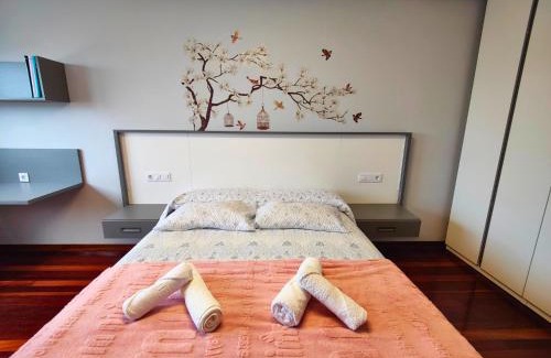 Sarria House | Guest Rated 10/10: Casa-Nova Centro with Child-Friendly Amenities
