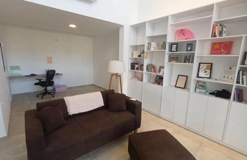 Santa Rosa House | Bright and Modern Casa Nueva: Pet & Child Friendly Retreat