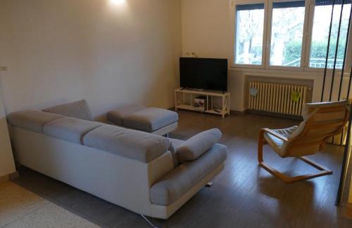 Medicina Villa | Modern Family Retreat in the Heart of the City