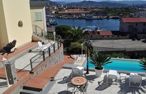 La Spezia House | Casa Nuria E: Modern Studio with Pool & Free Wi-Fi Access