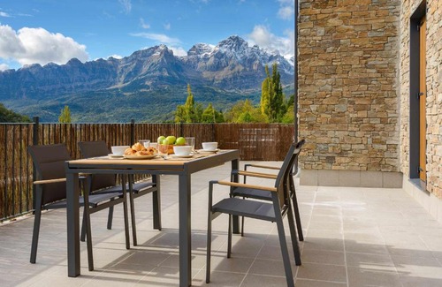 Panticosa Apartment | Relaxing Casa O Berde with Mountain Views and Breakfast