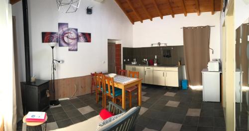 Casal do Abegao Bed & Breakfast | Exceptional Casa o Futuro: Oceanfront Pool & Family-Friendly