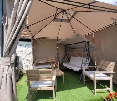 Oradea Villa | Casa Odessei: Family-Friendly Retreat with Hot Tub & Kitchen