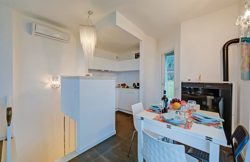 Gaino Apartment | Casa Oleandri: Poolside Retreat with Lake Views in Italy
