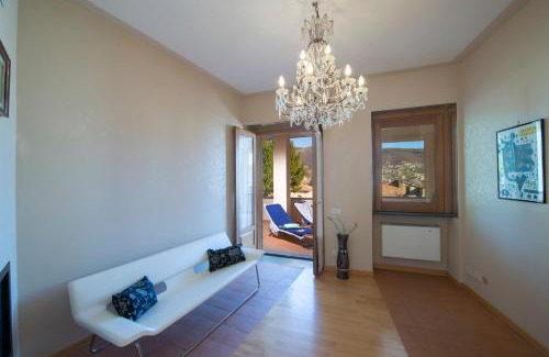 Bomerano Apartment | Relax at Casa Olimpo: 4-Star Stay with Hot Tub & High Rating