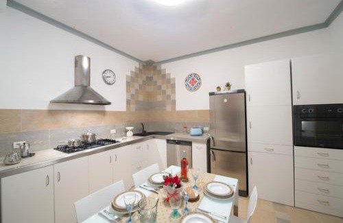Bomerano Apartment | Relax at Casa Olimpo: 4-Star Stay with Hot Tub & High Rating