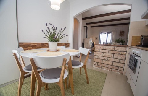 Arias Apartment | Family-Friendly Stay at Casa Oliva d'Oro