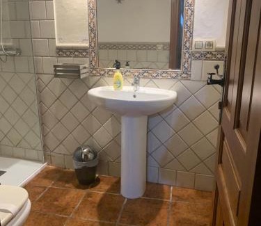 Iznatoraf House | Casa Olmos: Pet-Friendly Retreat with 8.9/10 Guest Rating
