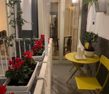 Quartieri Spagnoli Apartment | Casa Orlanda: 4-Star Stay with Pet & Child-Friendly Vibes