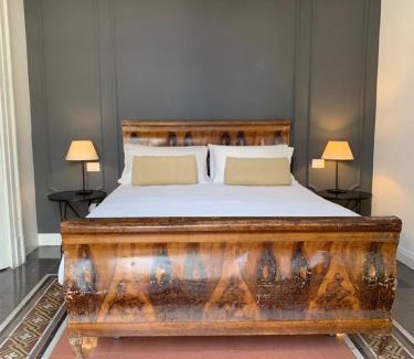 Quartieri Spagnoli Apartment | Casa Orlanda: 4-Star Stay with Pet & Child-Friendly Vibes