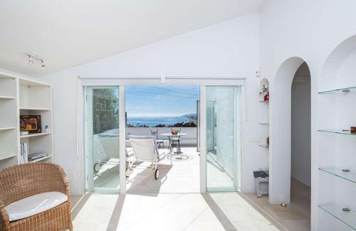 Bahia de Casares House | Casa Orquídea: Family-Friendly Retreat with Pool & Kitchen