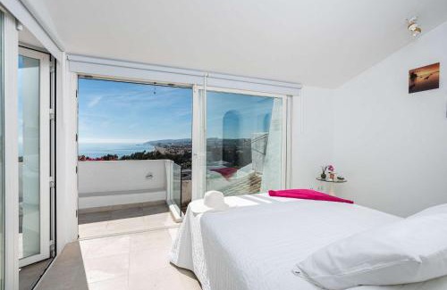 Bahia de Casares House | Casa Orquídea: Family-Friendly Retreat with Pool & Kitchen