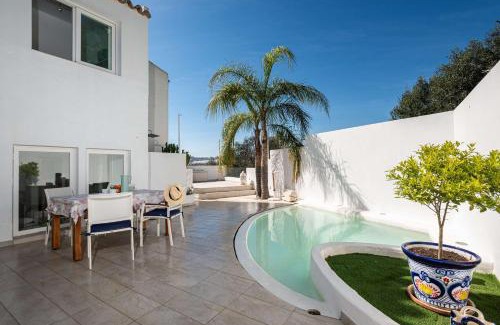 Bahia de Casares House | Casa Orquídea: Family-Friendly Retreat with Pool & Kitchen