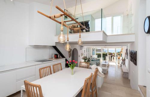 Bahia de Casares House | Casa Orquídea: Family-Friendly Retreat with Pool & Kitchen