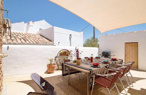 Moncarapacho e Fuseta House | Casa Osga: Pet-Friendly 4-Star Retreat with Pool & Family Fun