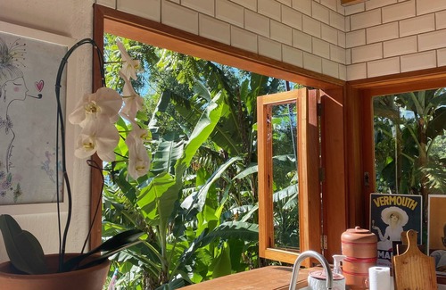 Goncalves Cottage | Relax at Casa Oxalá: Pet-Friendly Stay with Spa & Hot Tub