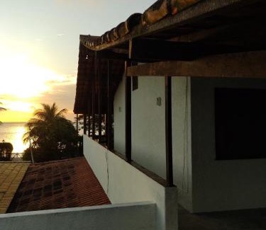 Sao Pedro da Aldeia House | Beachfront Bliss: Casa pé na areia - 10/10 Guest Rated