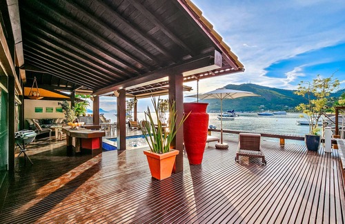 Conceicao de Jacarei House | Casa PÉ NA Areia: Comfort Near the Beach with Family Amenities