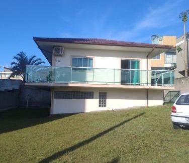 Santinho House | Casa: Ideal Retreat for 10 Near the Beach, Pet-Friendly