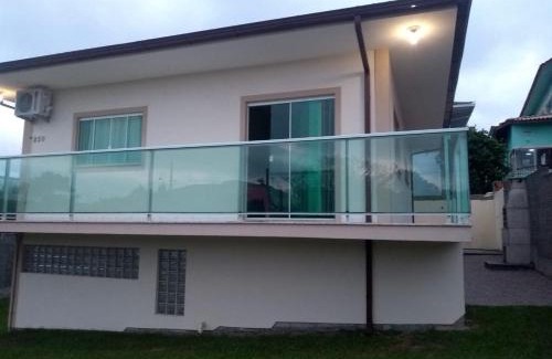 Santinho House | Casa: Ideal Retreat for 10 Near the Beach, Pet-Friendly