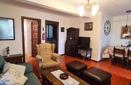 San Martin de Valdeiglesias Apartment | Inviting Casa Pini: Family-Friendly Retreat with High Ratings