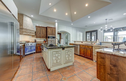 La Tierra Estates House | Discover Casa Palacio: Heated Pool & Tennis Court Retreat