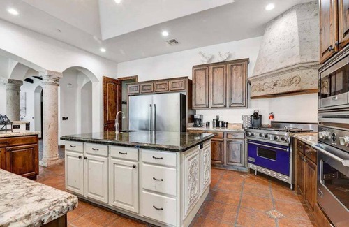La Tierra Estates House | Discover Casa Palacio: Heated Pool & Tennis Court Retreat
